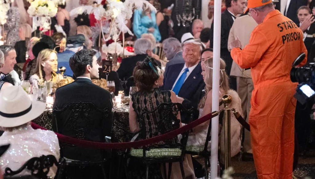 ترامب يفشل مجدّداً بمحاولة إمساك يد زوجته ميلانيا (فيديو)