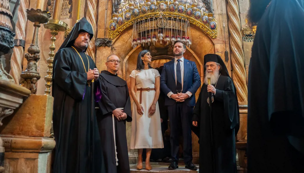 فانس يدافع عن رغبته بتحوّل زوجته الهندوسية إلى الديانة المسيحية: "لكل شخص إرادة حرة"