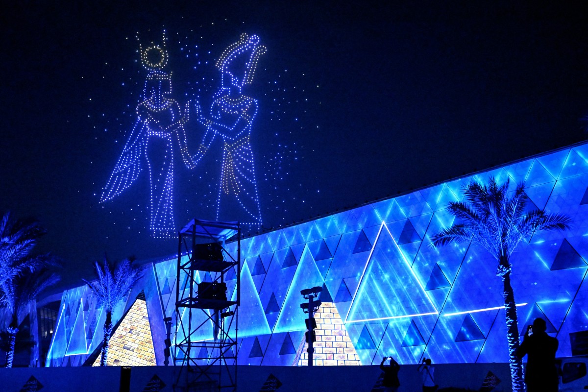 طائرات “درون“ تُنير فضاء المتحف المصري الكبير. (أ ف ب)