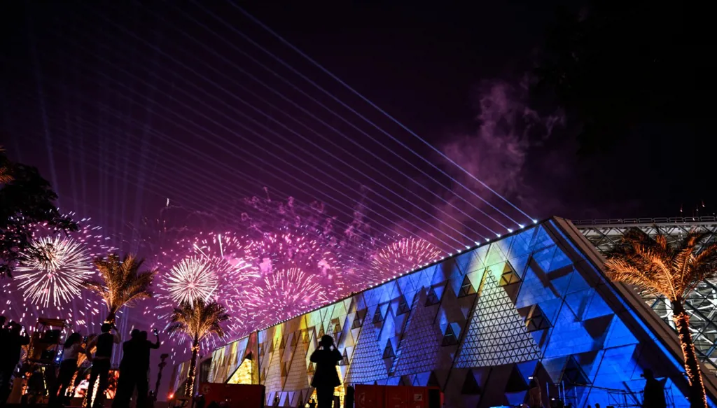 إطلاق مفرقات نارية ضخمة لحظة إعلان السيسي عن افتتاح المتحف المصري الكبير (أ ف ب)