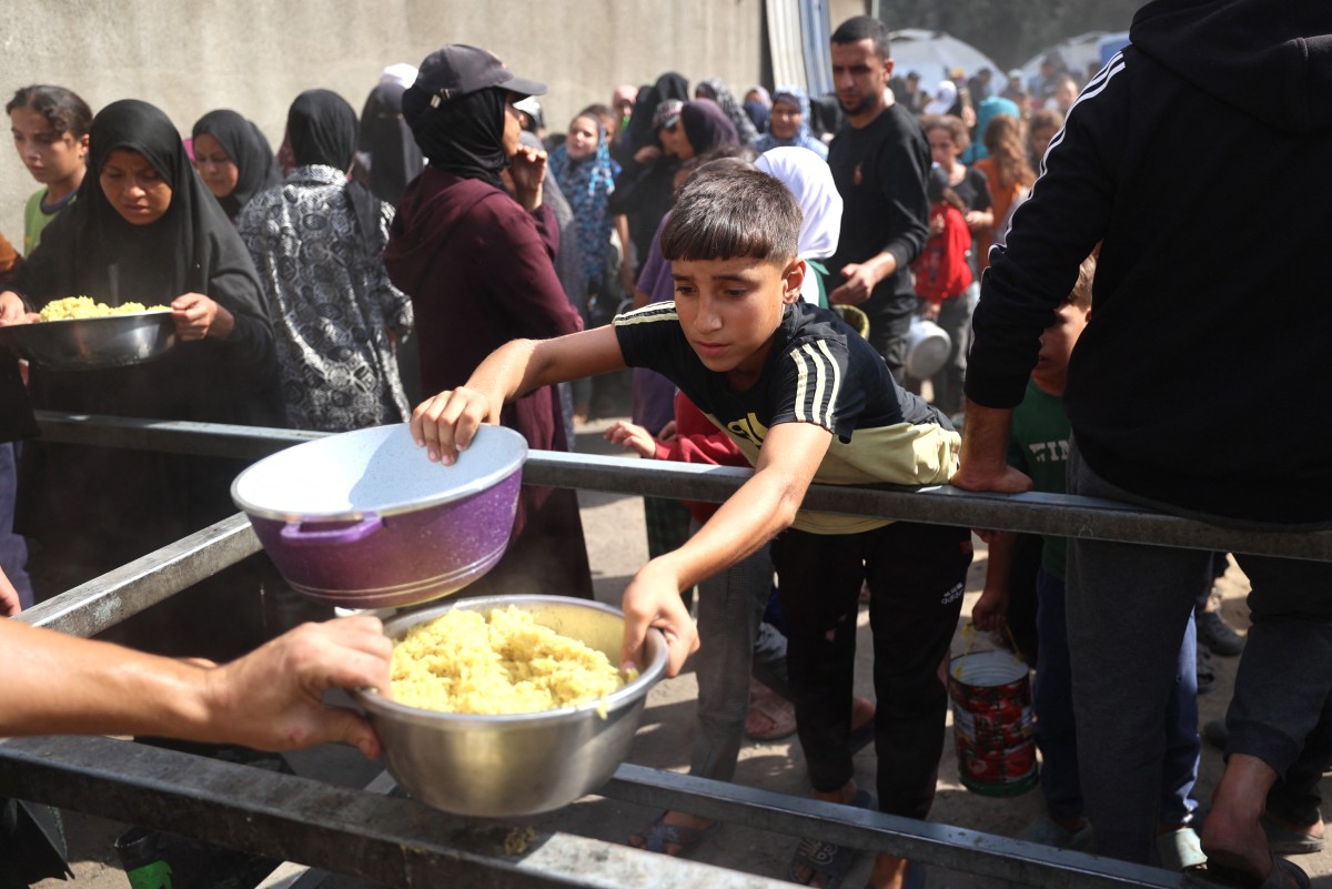 طفل فلسطيني يحصل على وجبة طعام. (أ ف ب)