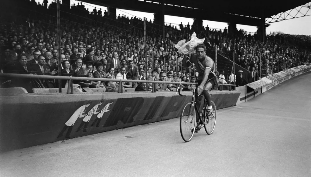 فرنسا تبكي عميد الأبطال الأولمبيين شارل كوست (صور)