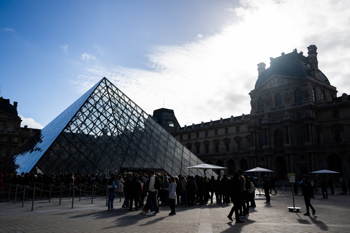يصطف السياح لدخول متحف اللوفر المجاور لهرم اللوفر. (أ ف ب)