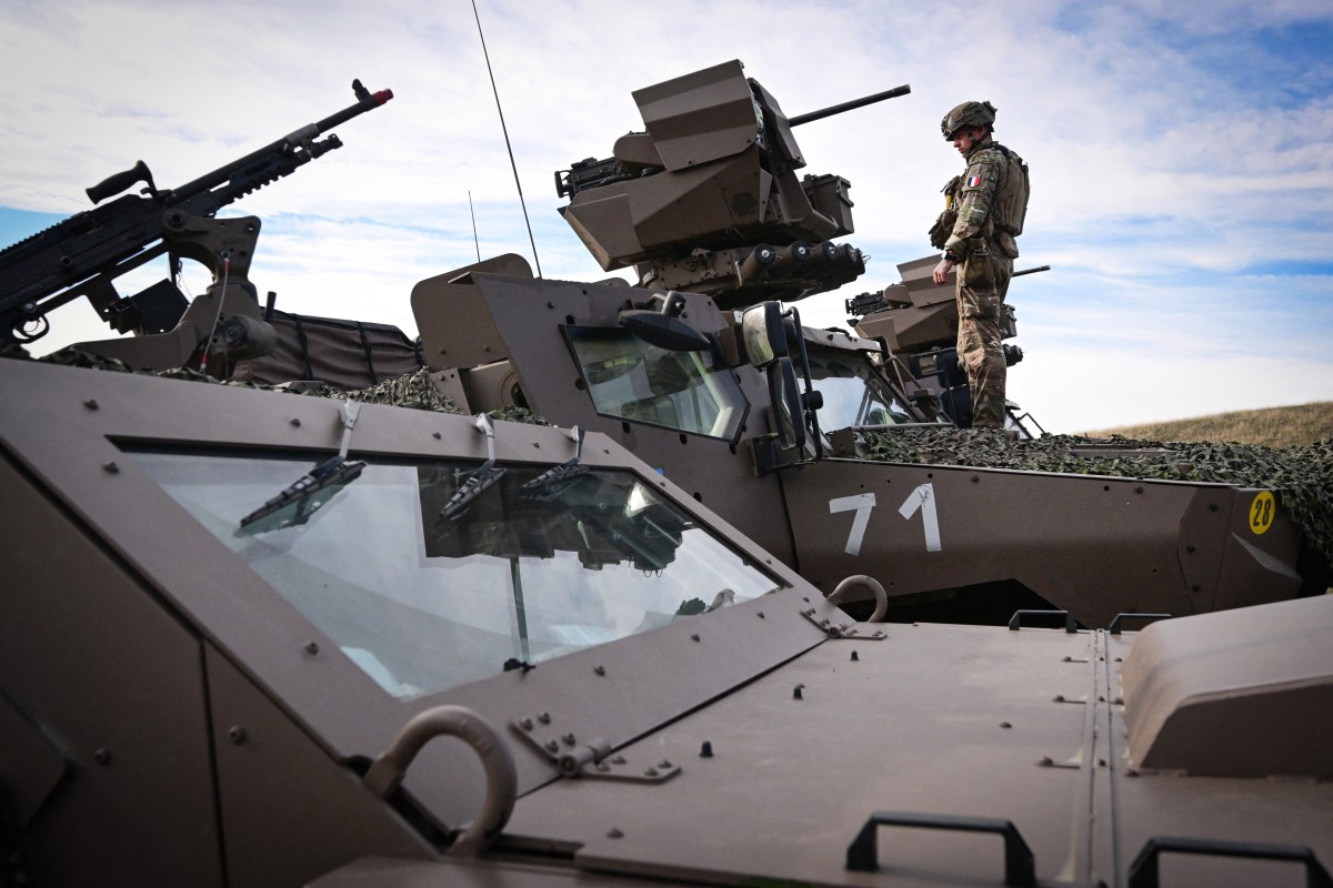 أفراد من سلاح الهندسة في الجيش الفرنسي يشاركون في مناورات عسكرية بميدان الرماية في بوغوتا. (أ ف ب)