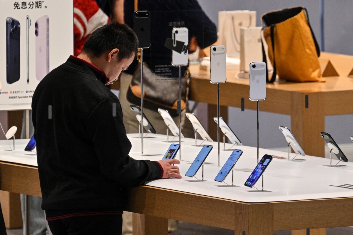 عميل يزور متجر شركة التكنولوجيا الأميركية العملاقة Apple Inc في شنغهاي (أ ف ب).