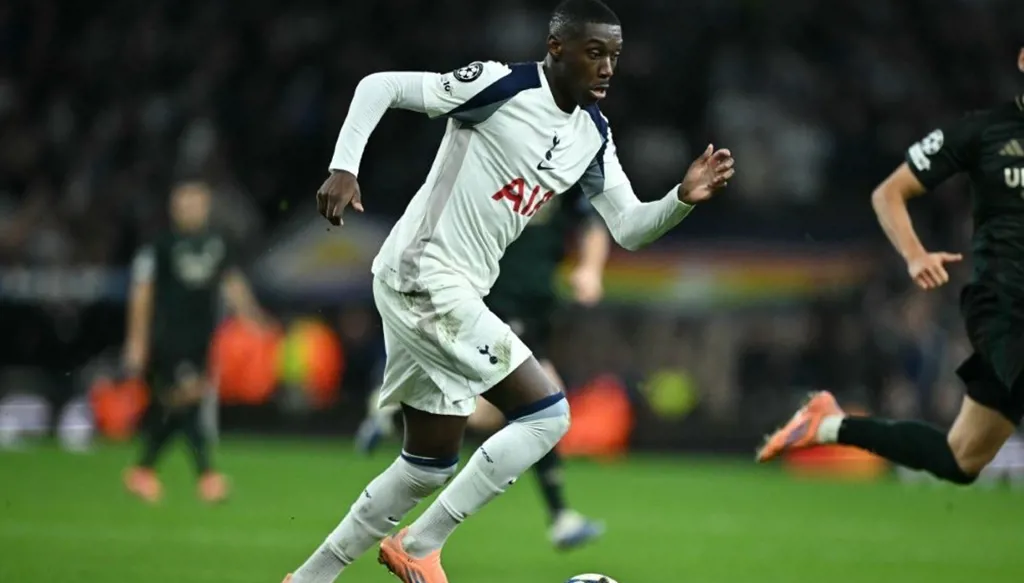 قرار مفاجئ للفرنسي راندال كولو مواني بعد إصابته في الفك