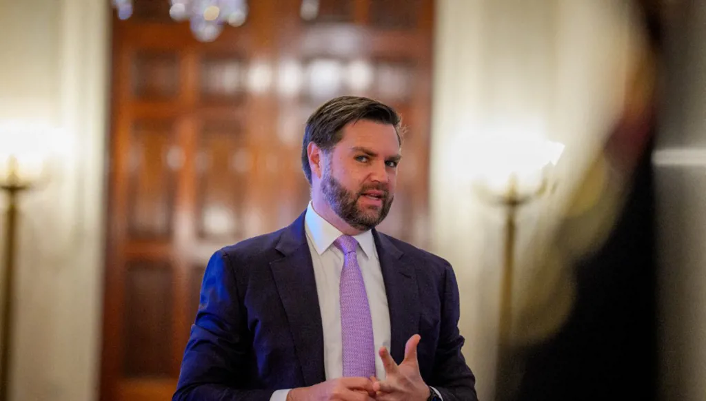 ماذا حصل لموكب دعم نائب الرئيس الأميركي جيه دي فانس؟