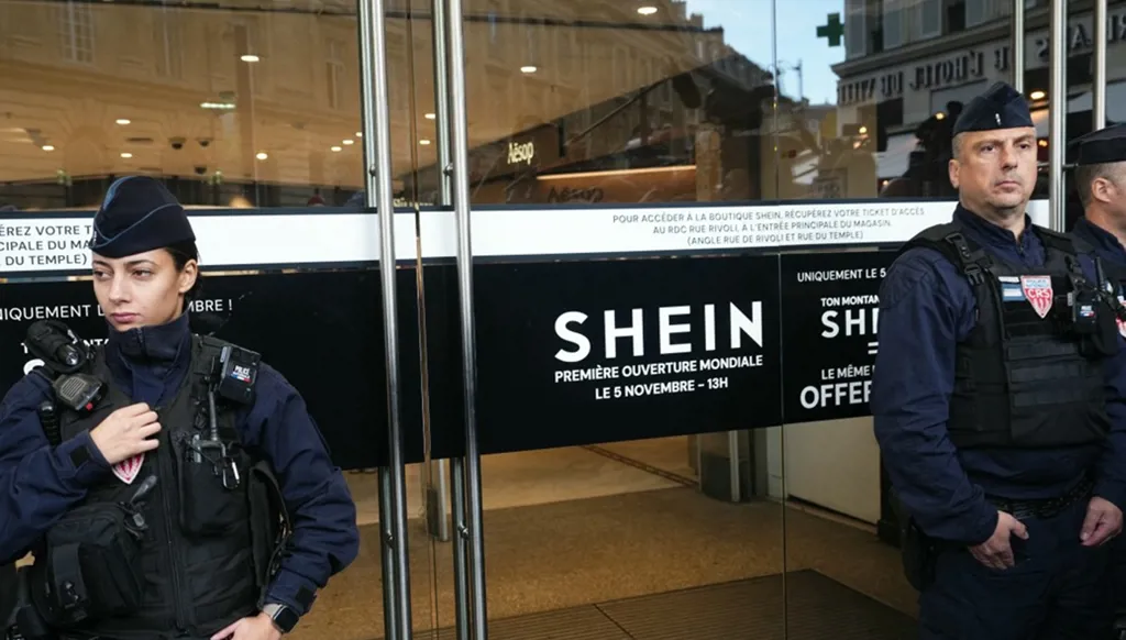 بالصور - بين الطوابير واللافتات الغاضبة... "شي إن" تفتتح أول متجر لها في العالم