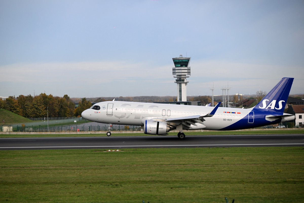 طائرة في مطار بروكسل. (أ ف ب)