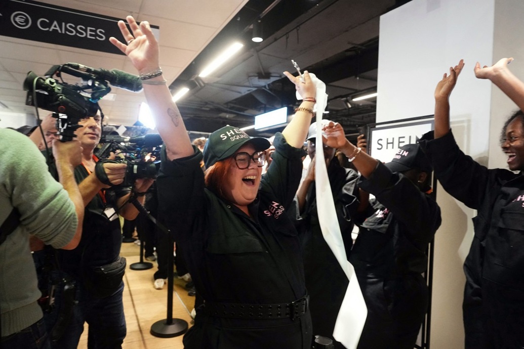 الناس يصطفون في طابور لافتتاح أول متجر فعلي لشركة