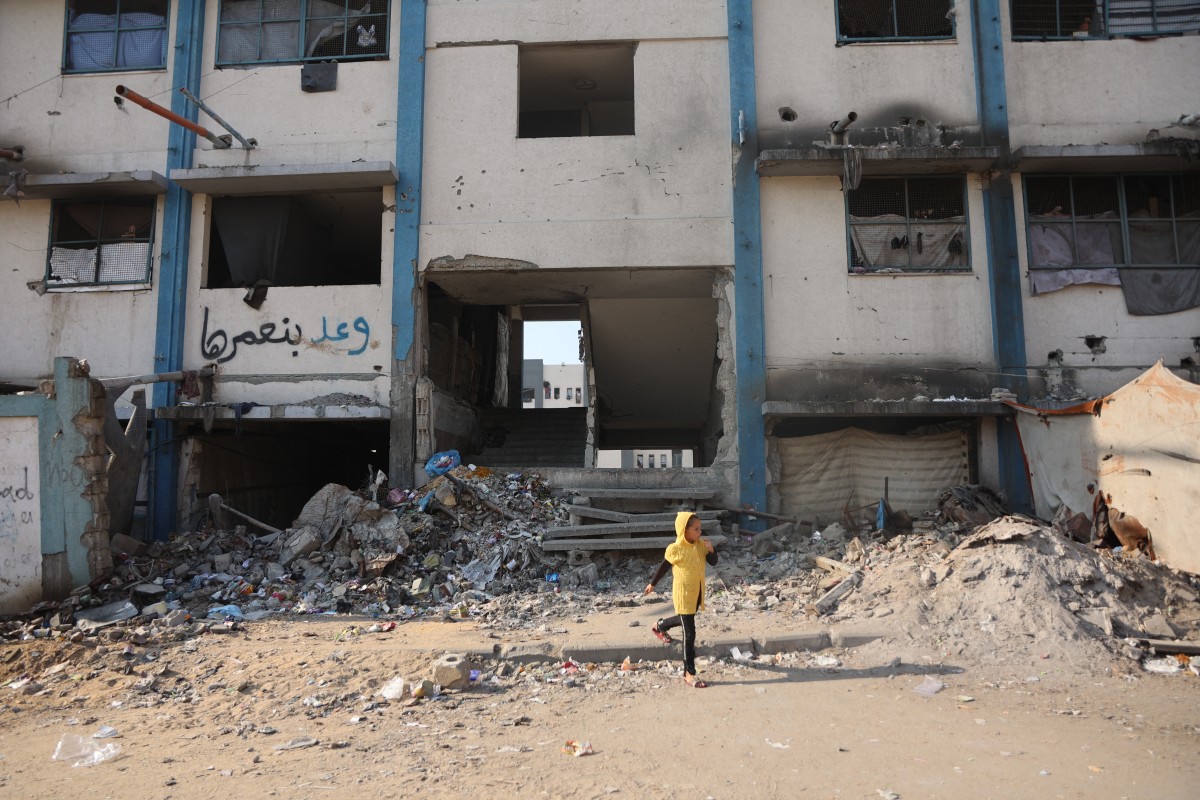 طفلة بين الدمار في غزة. (أ ف ب)