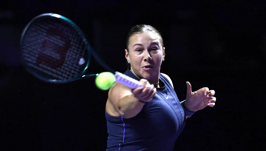 أنيسيموفا تُسقط شفيونتيك وتلحق بريباكينا إلى نصف نهائي البطولة الختامية