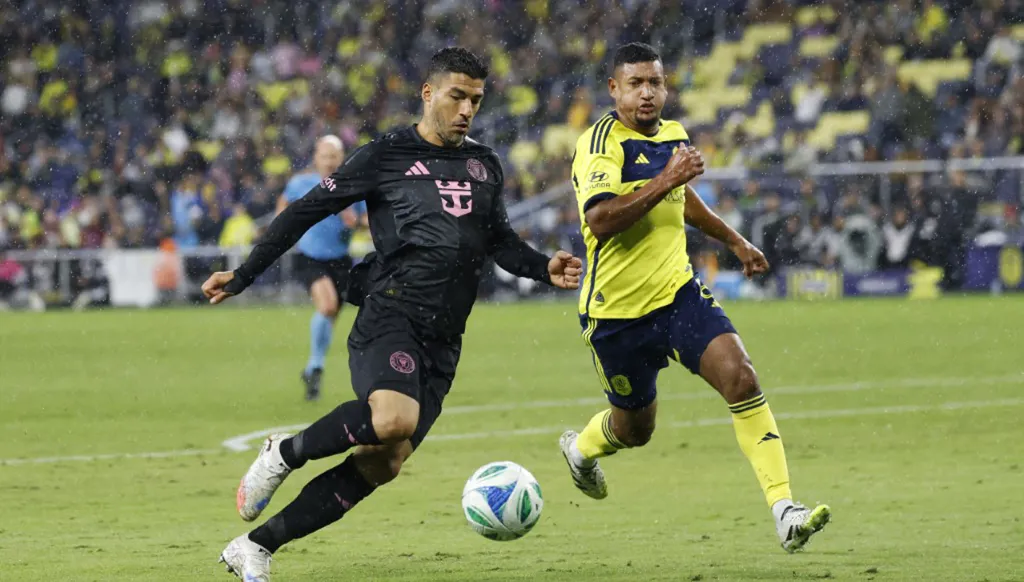 سواريز يُخطط للعودة إلى برشلونة ويشرح علاقته بميسي