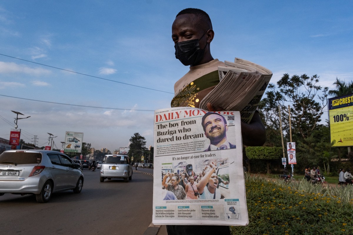 ظهرت صورة ممداني على الصفحة الأولى للصحف الصادرة في مسقط رأسه أوغندا. (أ ف ب)