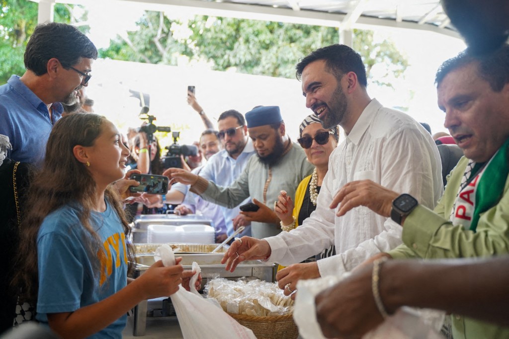 ممداني يُشارك في توزيع وجبة الغداء بعد انضمامه إلى أعضاء المركز الإسلامي في منطقة البحر الكاريبي في الصلاة.  (أ ف ب)