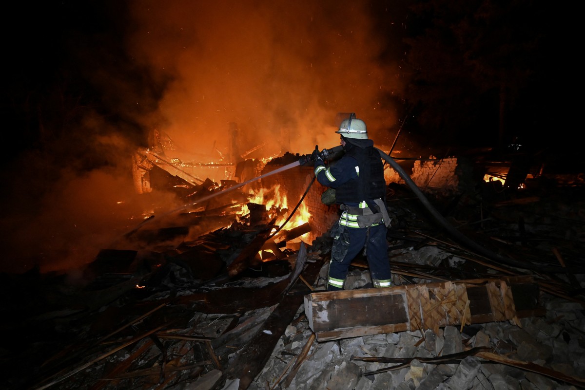إطفائي أوكراني يطفئ حريقاً في موقع ضربة جوية روسية (أ ف ب)