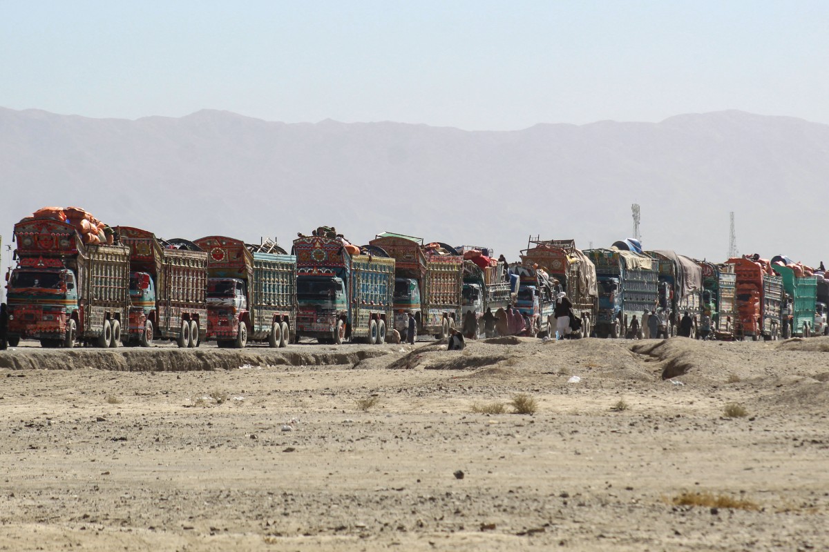 شاحنات تحمل لاجئين أفغان وممتلكاتهم بالقرب من الحدود الباكستانية الأفغانية (أ ف ب).