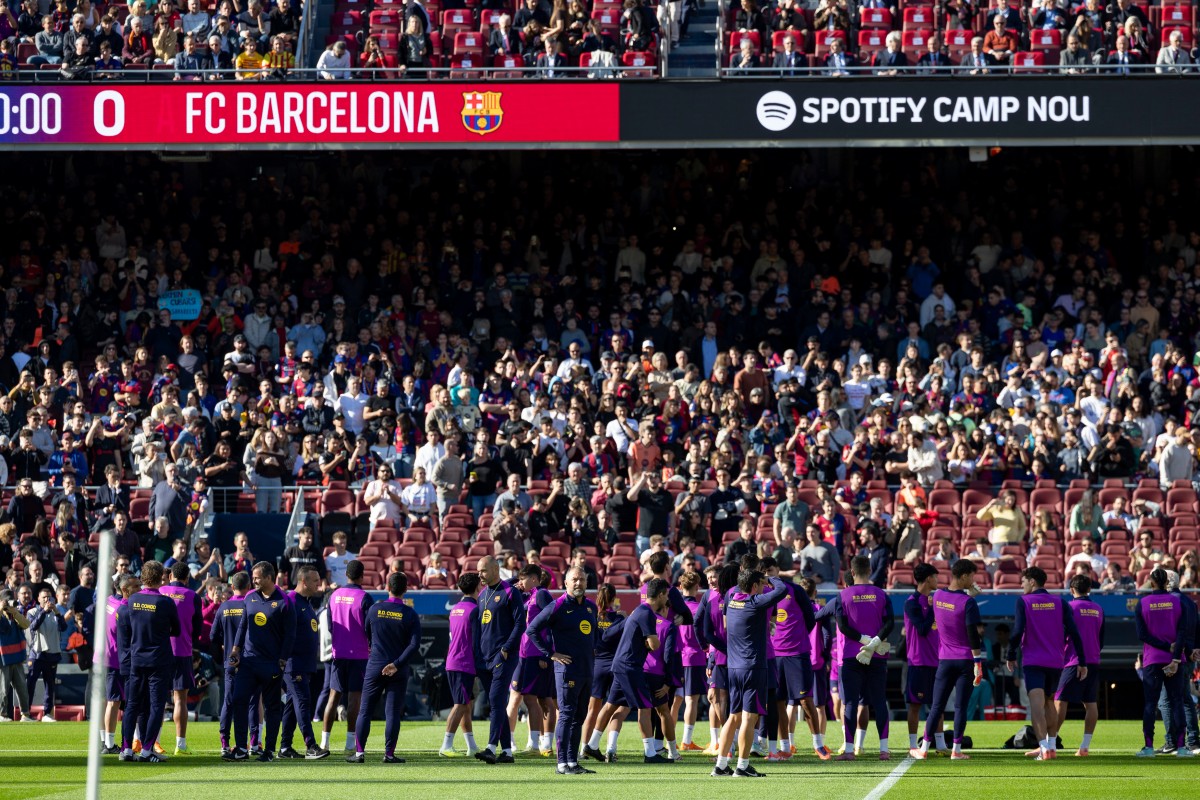 الجمهور يشاهد تمارين اللاعبين في مدرجات ملعب كامب نو. (أ ف ب)