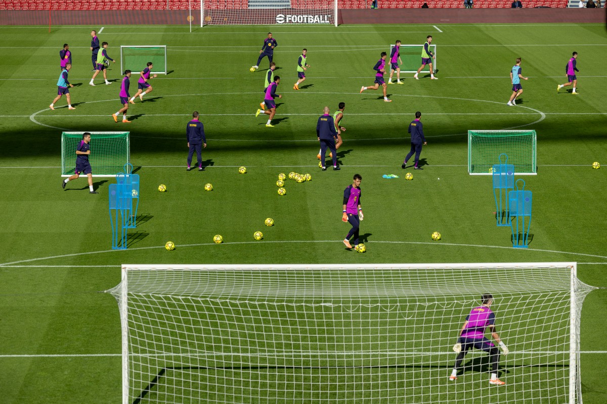 من تمارين برشلونة على ملعب كامب نو. (أ ف ب)