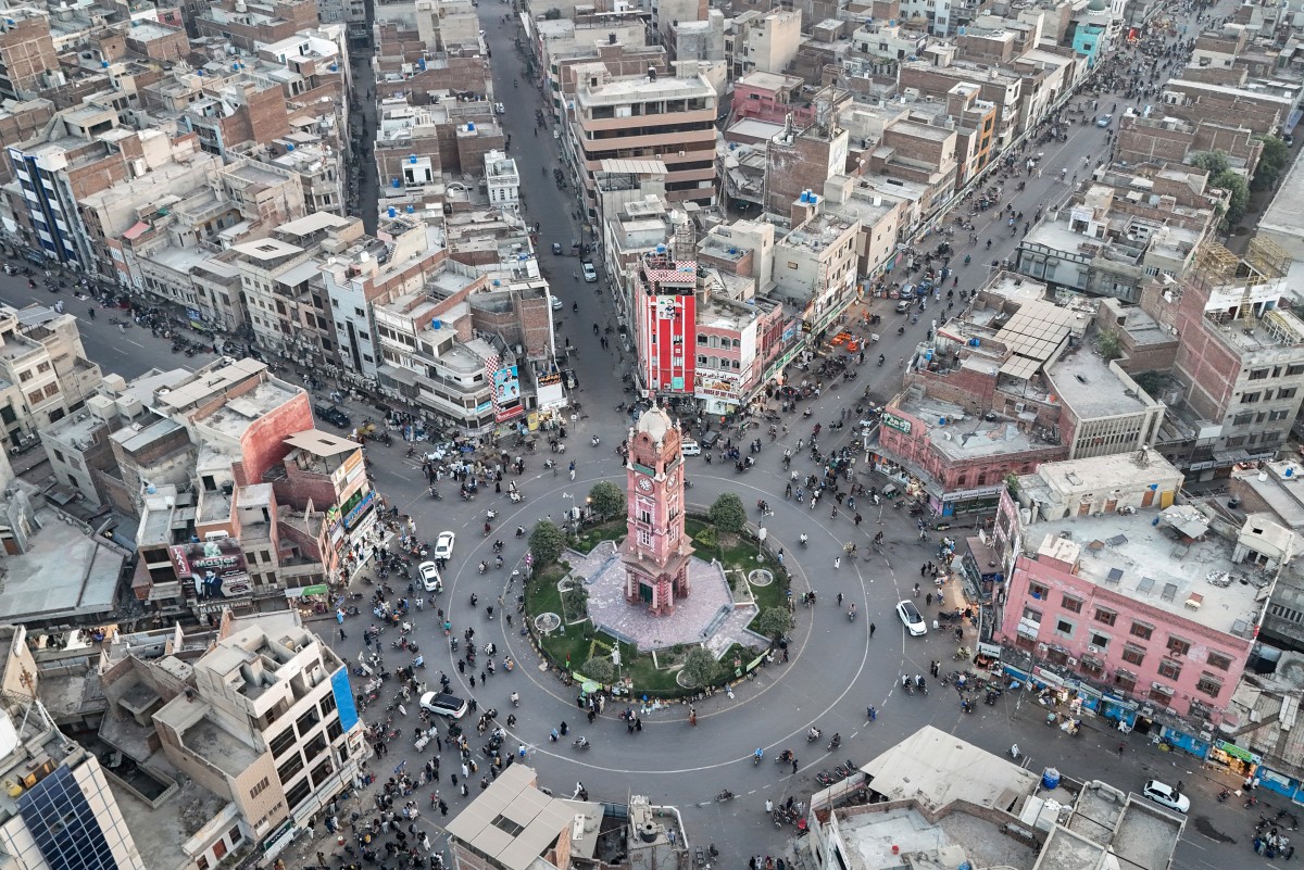 برج ساعة ليالبور في مدينة فيصل أباد الباكستانية. (أ ف ب)