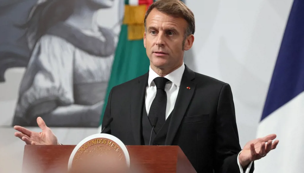 الرئيس الفرنسي يستقبل محمود عباس في باريس الثلاثاء