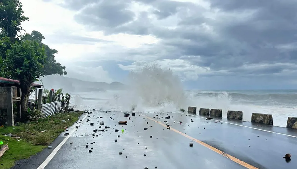 بالصور- تحذير من تسونامي... هذا ما فعله الإعصار فائق القوة بالفيليبين