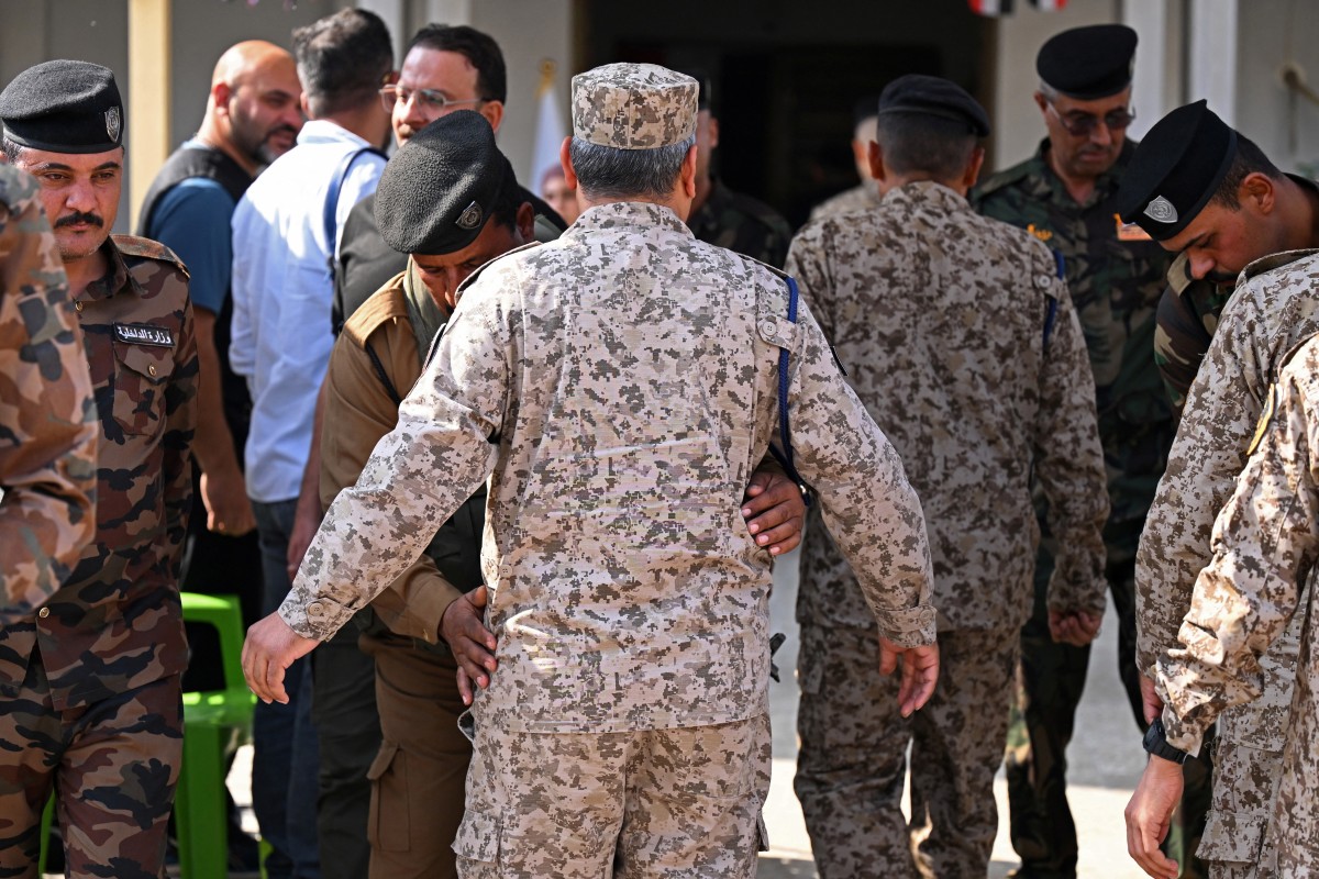 العسكريون يشاركون في التصويت (أ ف ب)