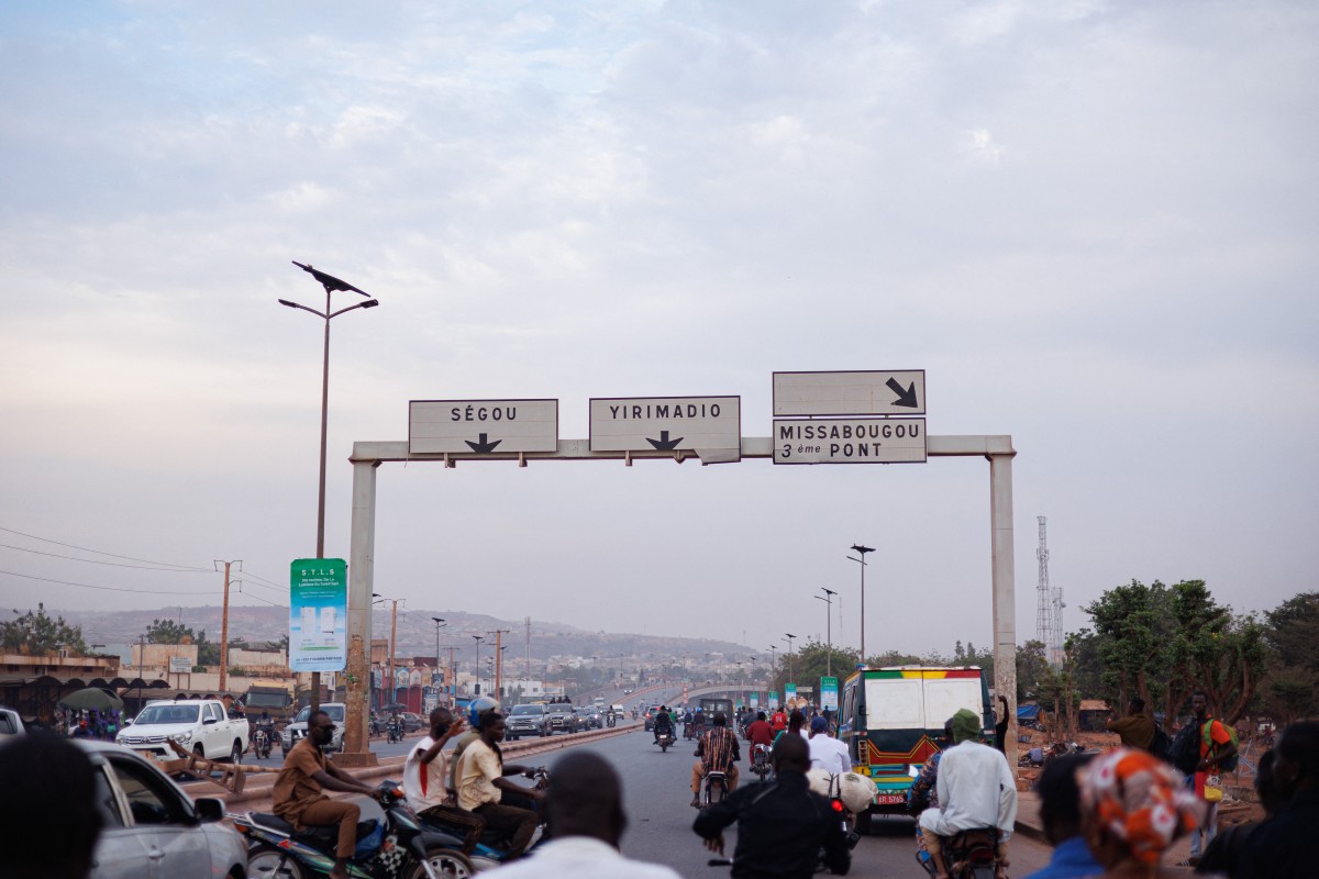 سكان يفرون من بلدة في جنوب مالي. (أ ف ب)