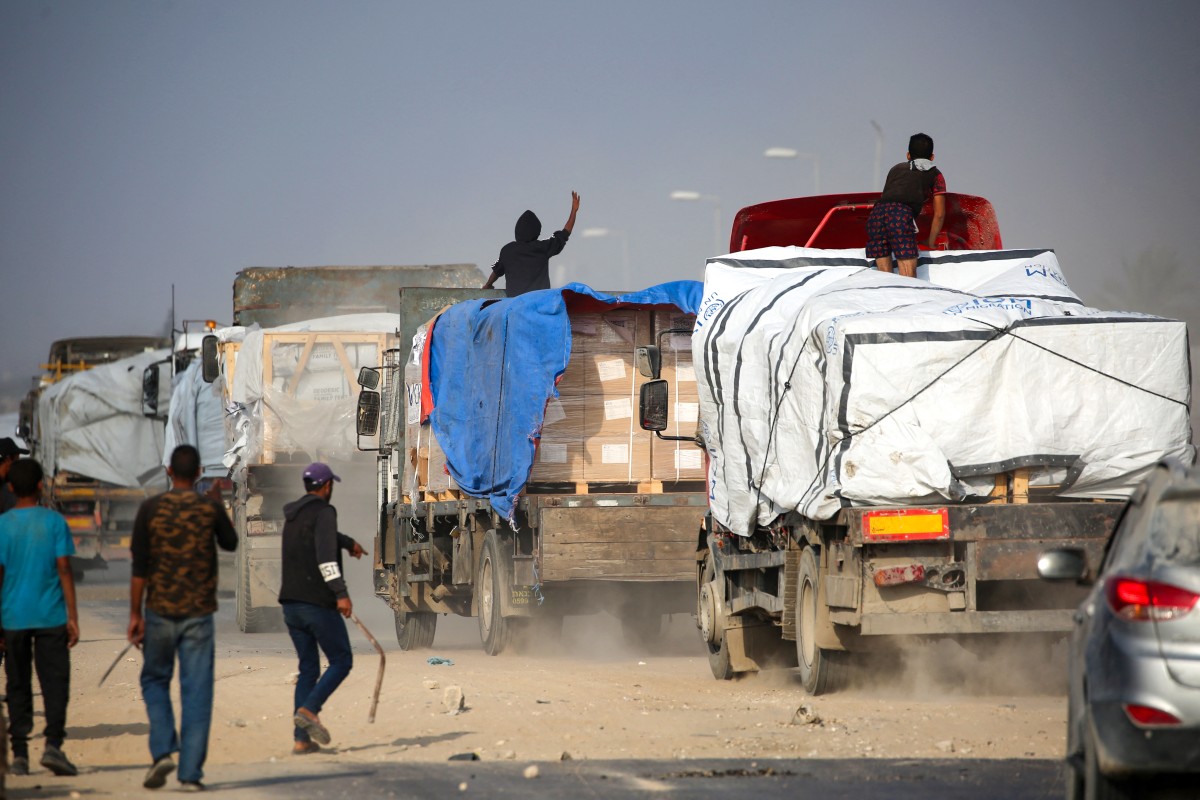 إدخال المساعدات إلى قطاع غزة (أ ف ب).