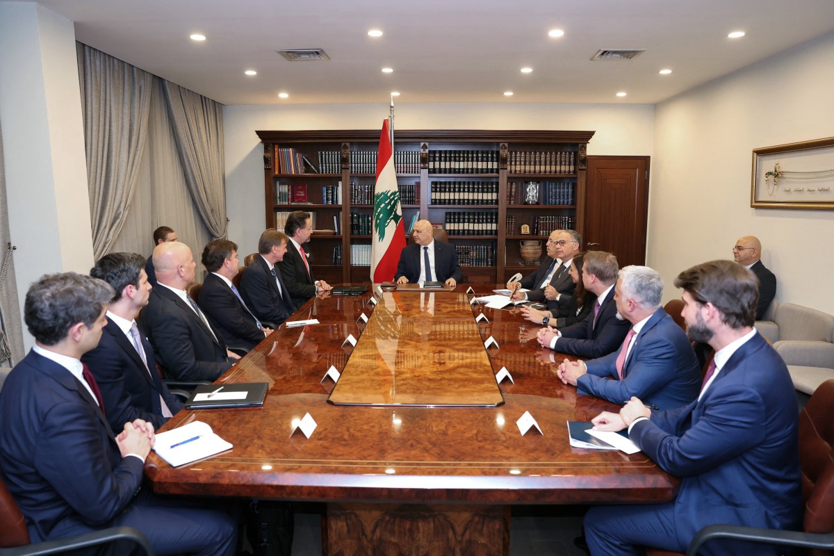 جوزيف عون (في الوسط) وهو يجتمع مع وفد من وزارة الخزانة الأمريكية في القصر الرئاسي في بعبدا شرق بيروت في 9 نوفمبر 2025. (الرئاسة)
