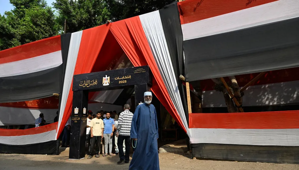 بيان السيسي يرسي سابقة في مصر: إبطال انتخابات 19 دائرة وانضباط مرتقب في المرحلة الثانية