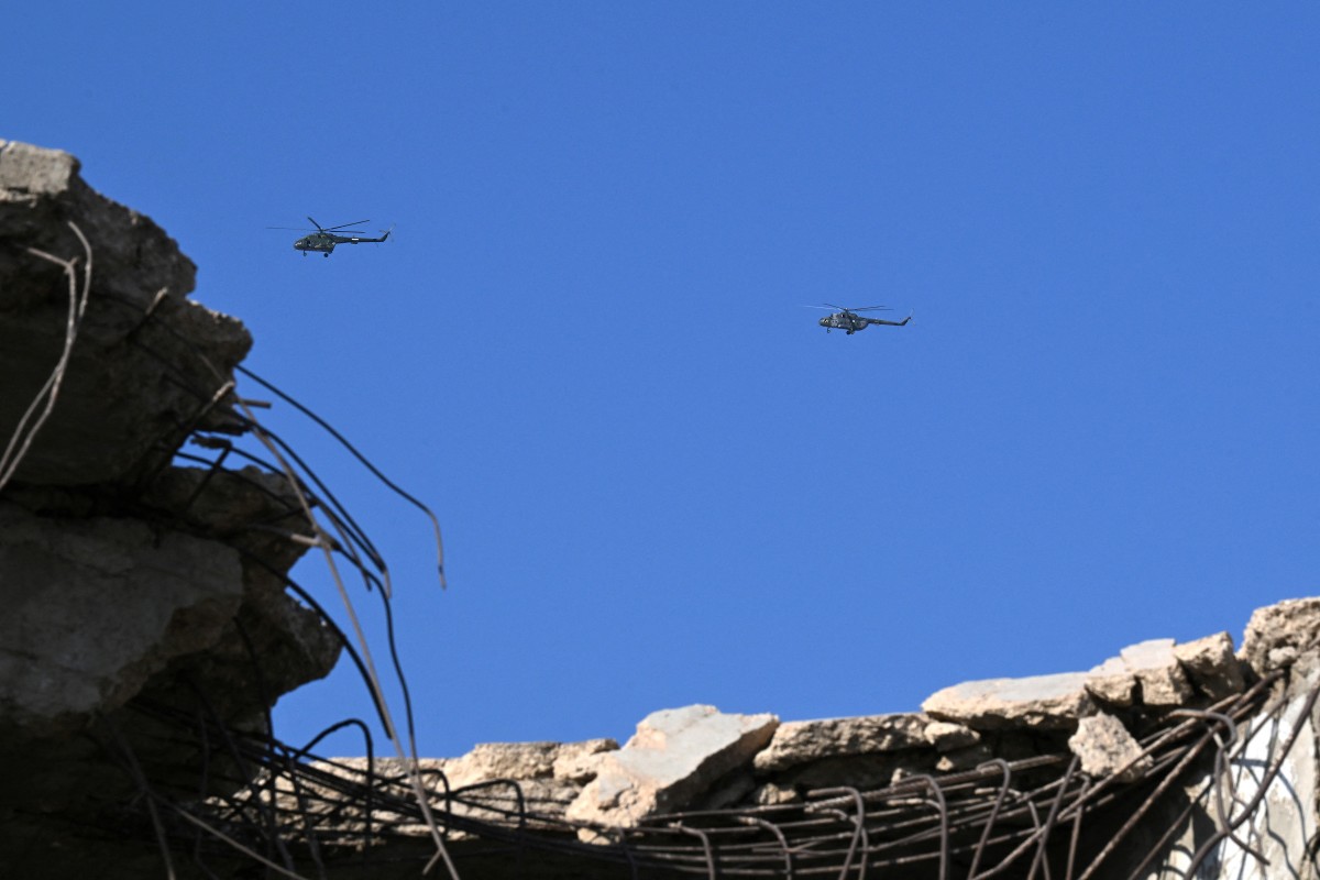 مروحيات للجيش السوري تحلّق فوق داريا بالقرب من مطار المزة في دمشق. (أ ف ب)