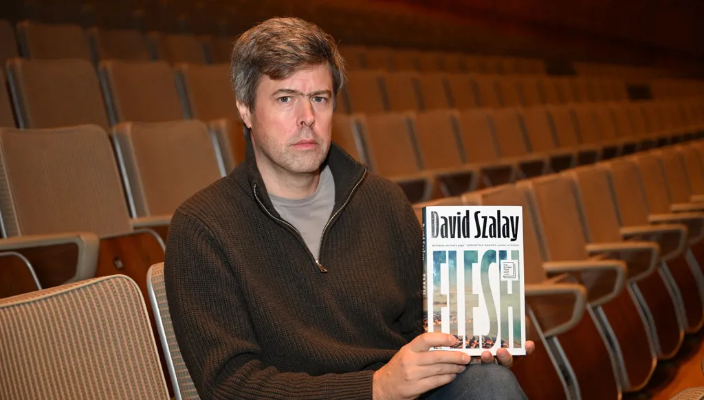 البريطاني المجري ديفيد سالوي يفوز بـ"بوكر" عن روايته "جسد"