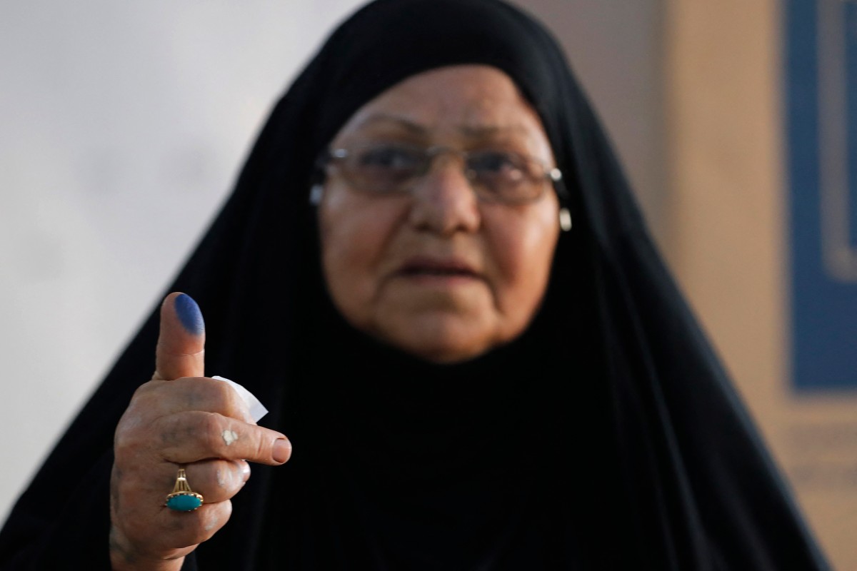 عراقية تُدلي بصوتها. (أ ف ب)