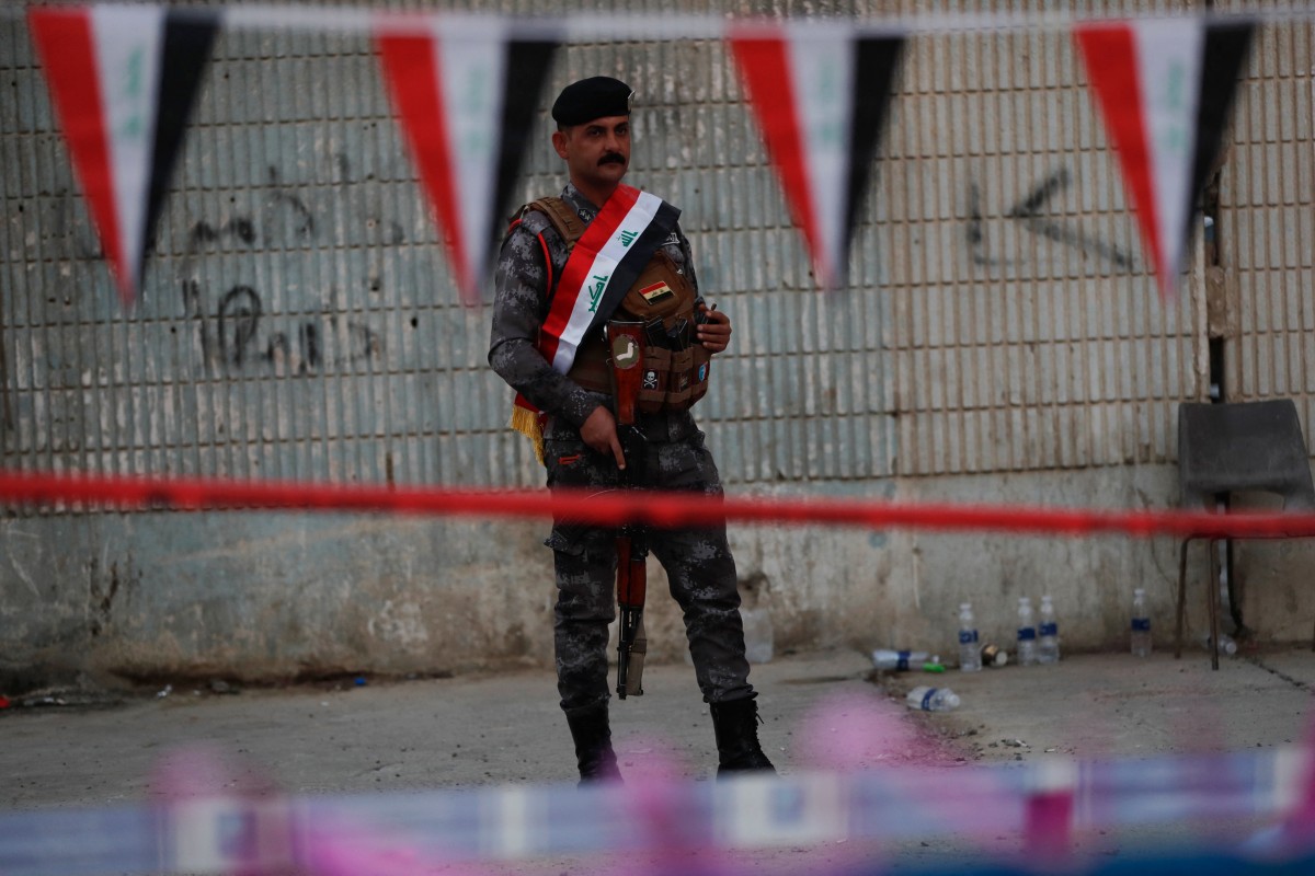 أحد أفراد قوات الأمن العراقية يحرس مركز اقتراع في منطقة الأعظمية ببغداد. (أ ف ب)