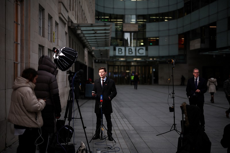 صحافيون امام مكاتب