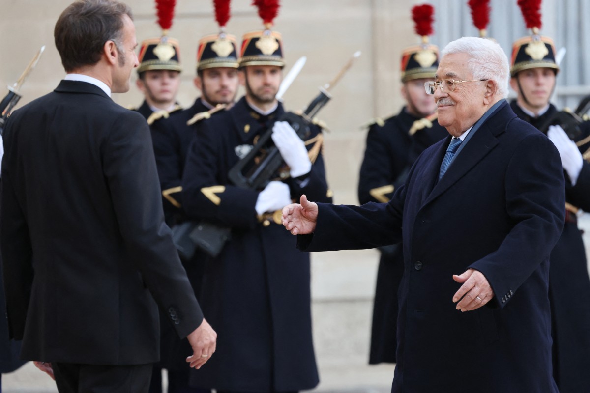 محمود عباس وإيمانويل ماكرون (أ ف ب)