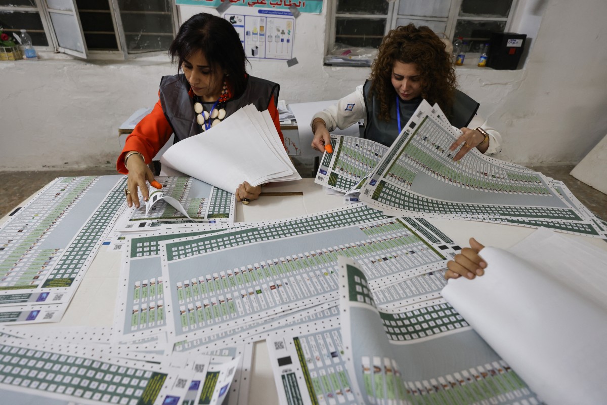 فرز الأصوات في العراق. (أ ف ب)