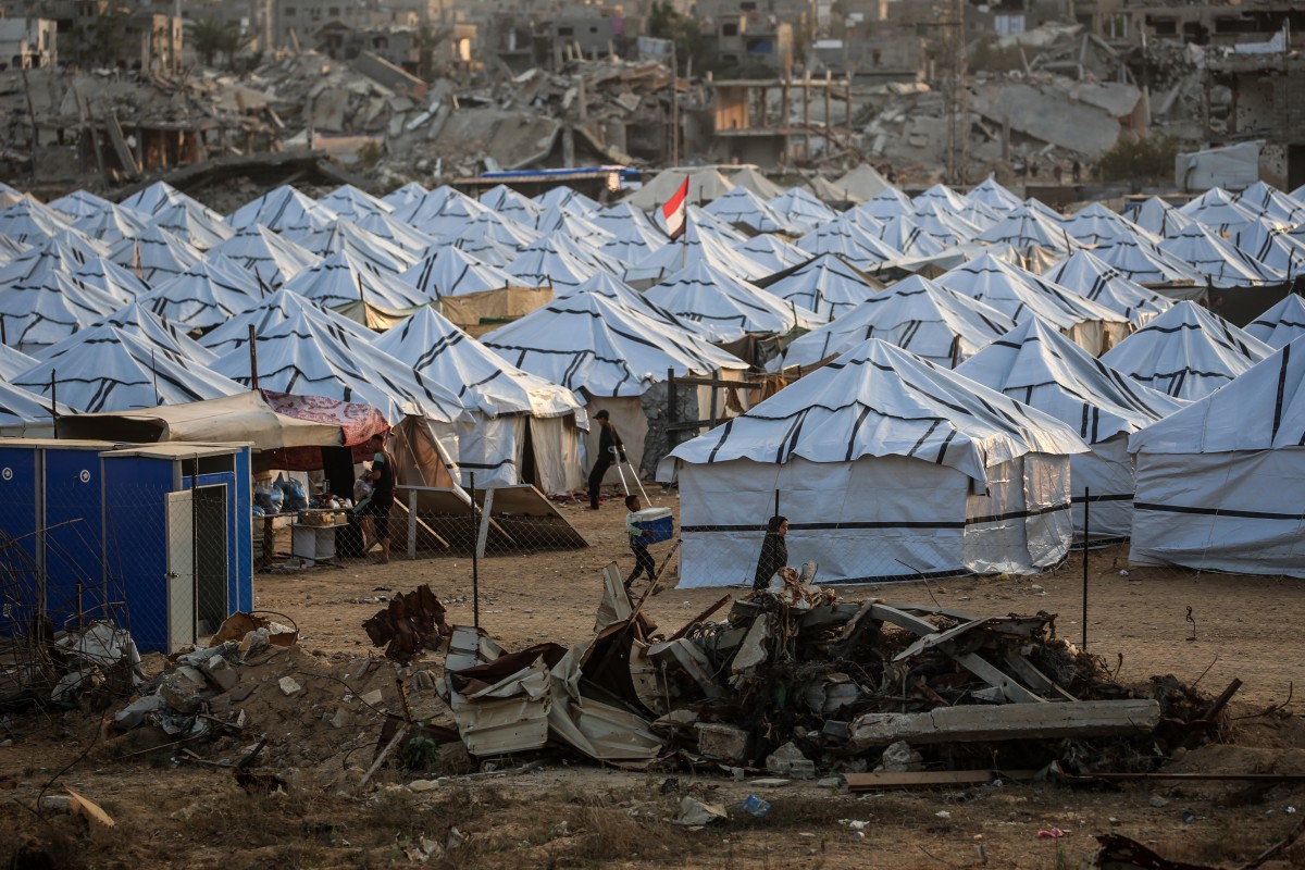 منظر عام لمخيم نزوح جديد أنشأته اللجنة المصرية في النصيرات بقطاع غزة. (أ ف ب)