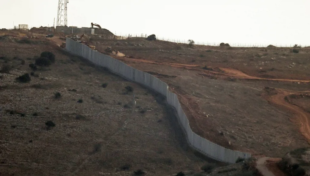 ما هي أبعاد بناء إسرائيل جداراً عازلاً على حدودها مع لبنان؟