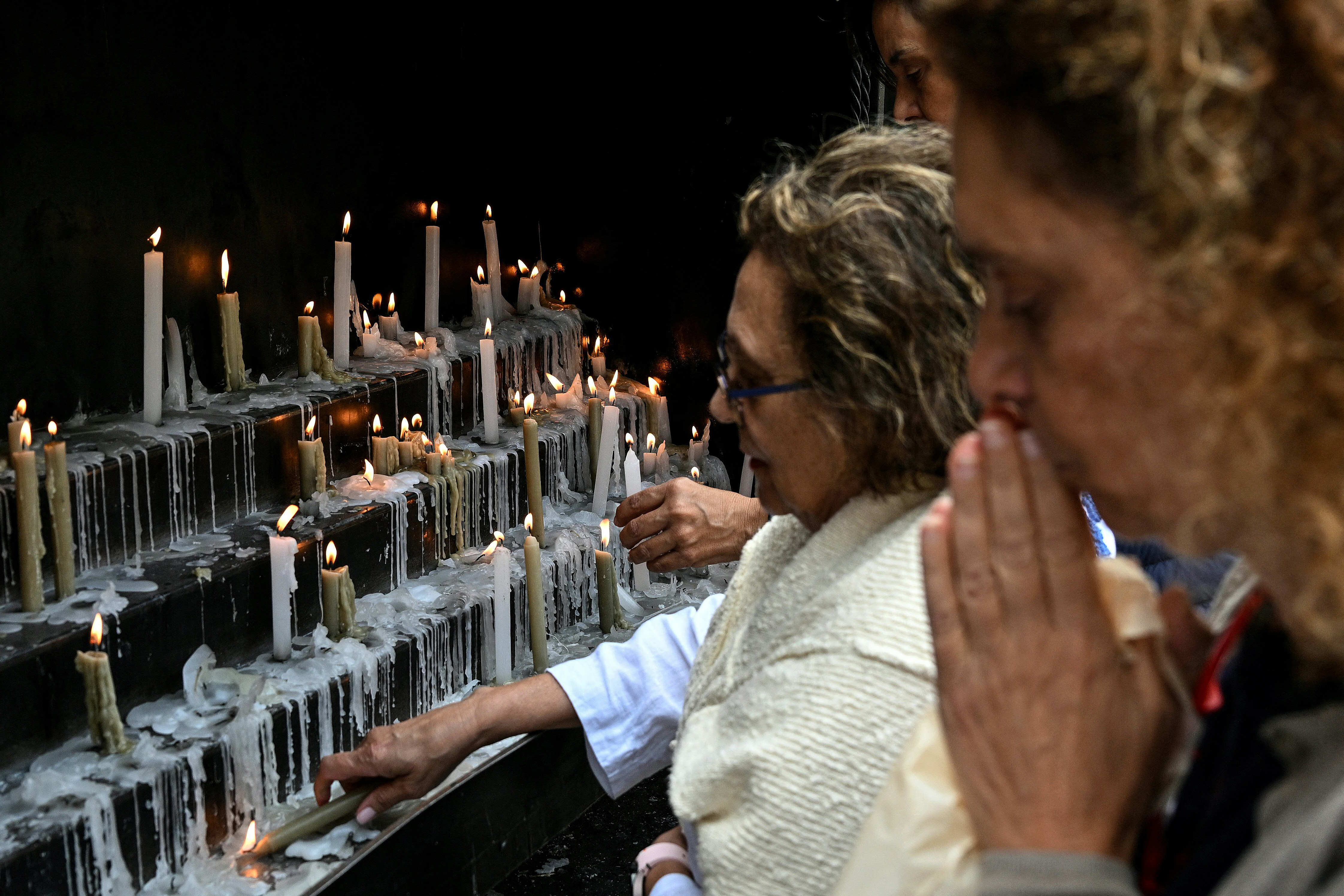 مؤمنون يصلّون في دير عنايا. (أ ف ب)