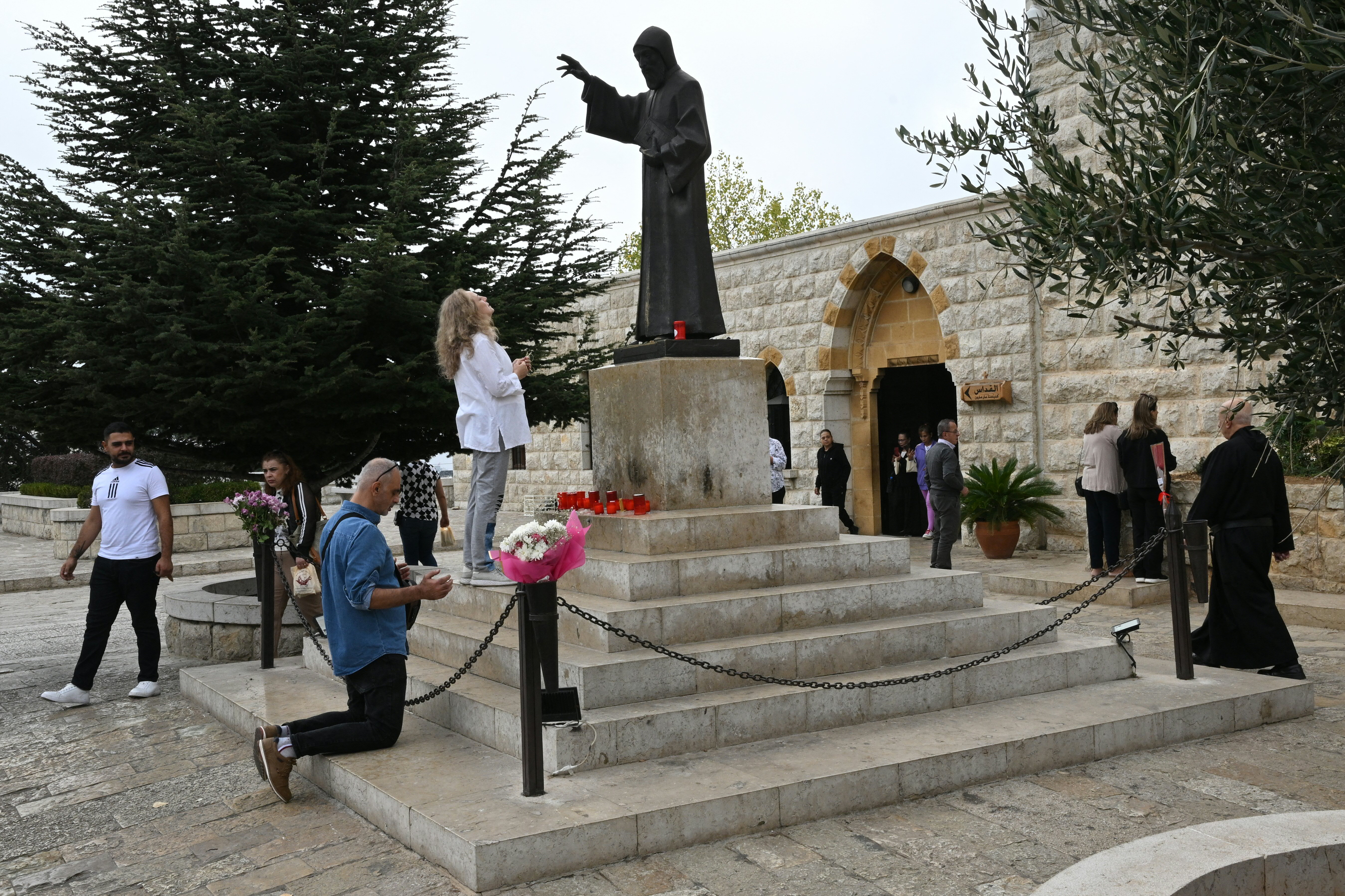 تمثال القديش شربل في باحة دير عنايا. (أ ف ب)