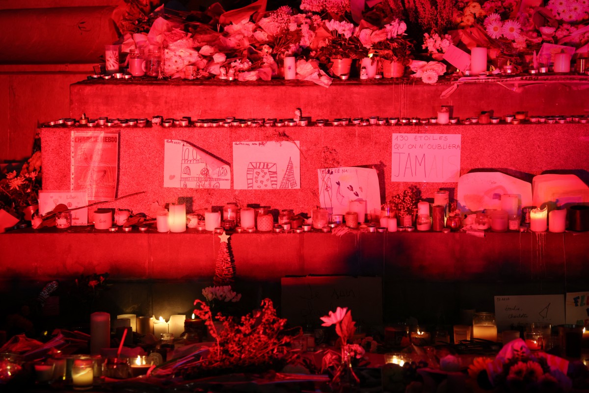 فرنسا تكرّم ضحايا مذبحة 13 تشرين الثاني. (أ ف ب)