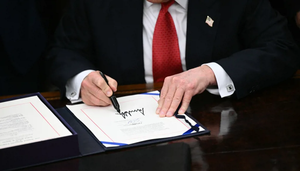 ترامب يوقّع مشروع قانون تمويل الحكومة لإنهاء أطول إغلاق حكومي في تاريخ الولايات المتحدة