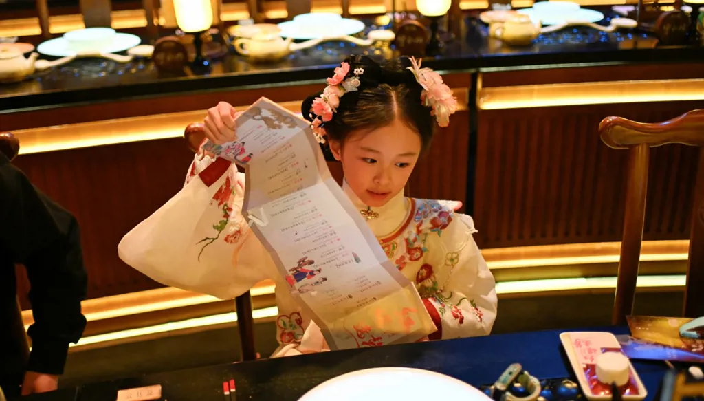 مطعم صيني يعيد الشباب إلى زمن الأباطرة… والدفع بحسب التجربة