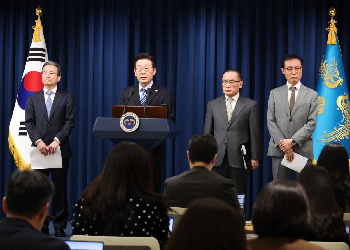 الرئيس الكوري الجنوبي لي جاي ميونغ يتحدث خلال مؤتمر صحفي وهو يعلن عن الانتهاء من إعداد ورقة حقائق مشتركة حول اتفاقيات التجارة والأمن مع الولايات المتحدة. (أ ف ب)