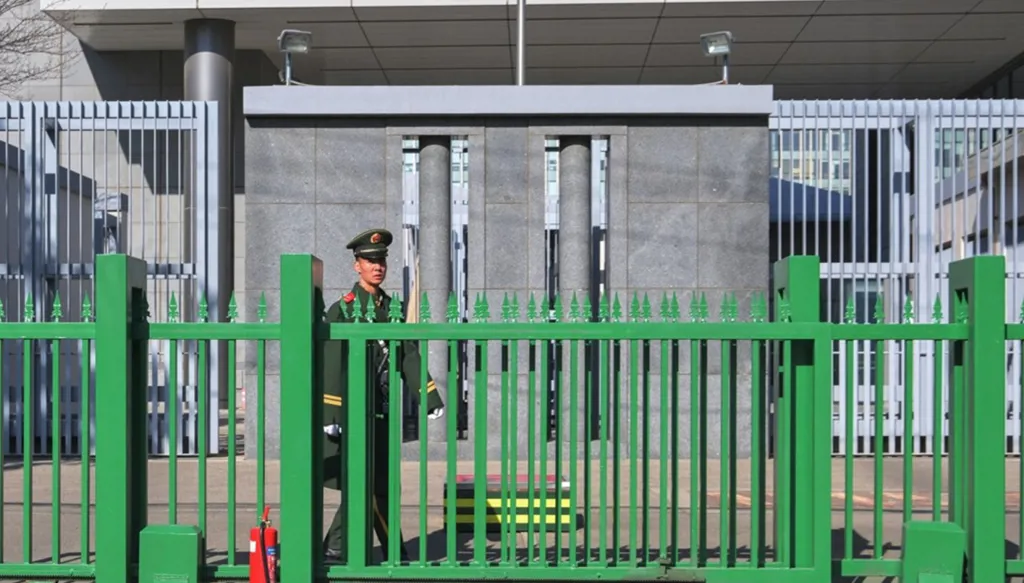 الصين تحذر رعاياها بضرورة تجنب السفر إلى اليابان