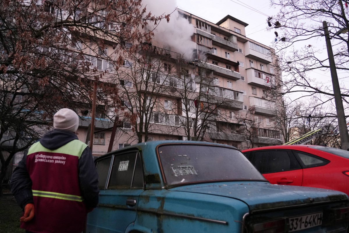 أضرار في مبنى في أوكرانيا. (أ ف ب)