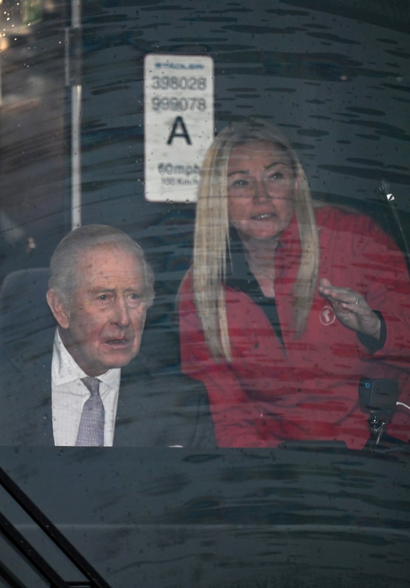 الملك تشارلز يقود المترو في عيد ميلاده الـ77 (أ ف ب).