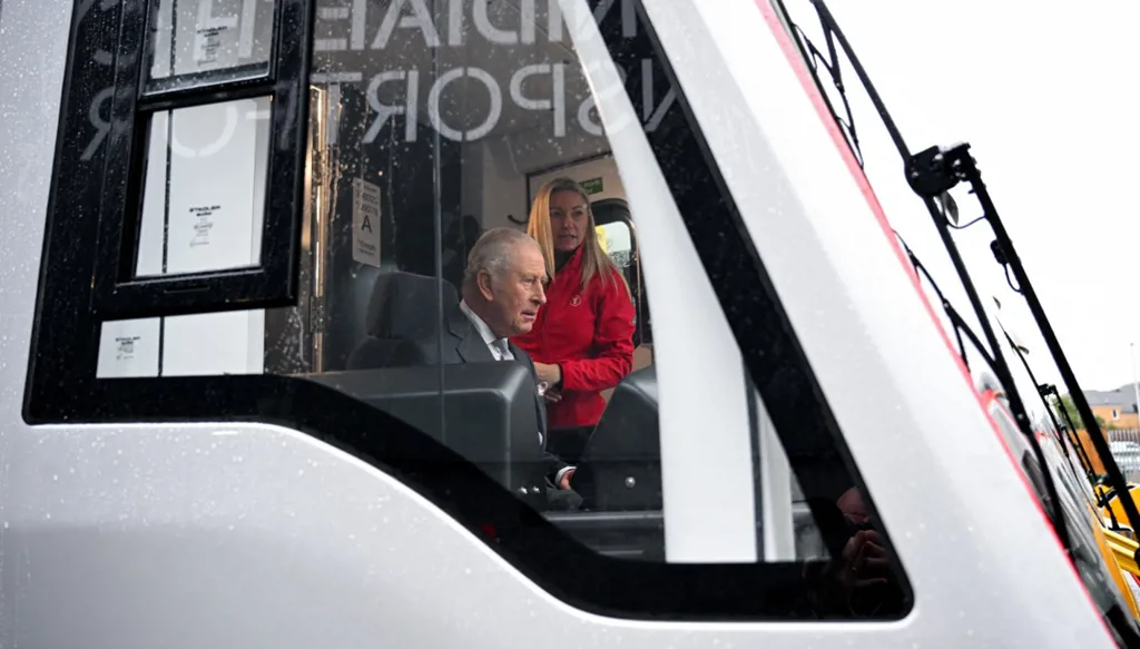 مبتسماً في مقصورة القيادة... فيديو يظهر الملك تشارلز يقود المترو في عيد ميلاده الـ77